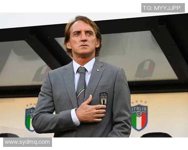 曼奇尼执教下的欧联杯争议犯规事件引发热议球迷反应不一